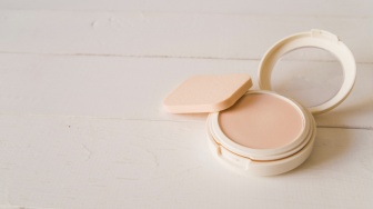 5 Rekomendasi Bedak Two Way Cake untuk Kondangan, Tahan Lama Seharian