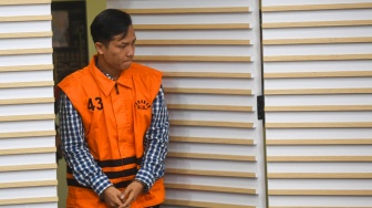 Tersangka baru kasus dugaan suap proyek di Dinas Pekerjaan Umum dan Perumahan Rakyat (PUPR) Kabupaten Ogan Komering Ulu (OKU) Ahmat Thoha berjalan menuju ruang konferensi pers di Gedung Merah Putih KPK, Jakarta, Kamis (20/11/2025). [ANTARA FOTO/Muhammad Adimaja/bar]