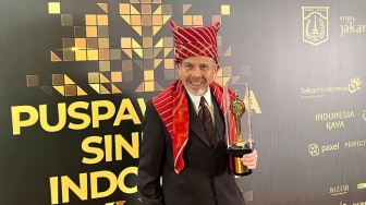 Kado Ultah ke-76, El Manik Terharu Terima Piala Lifetime Achievement FFI 2025 Saat Masih Hidup