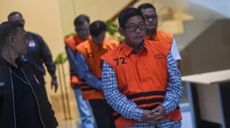 Dinas Pekerjaan Umum dan Perumahan Rakyat (PUPR) Kabupaten Ogan Komering Ulu (OKU) Parwanto (kedua kanan), Robi Vitergo (kanan), Ahmat Thoha (ketiga kanan) dan Mendra SB (keempat kanan) berjalan menuju ruang konferensi pers di Gedung Merah Putih KPK, Jakarta, Kamis (20/11/2025). [ANTARA FOTO/Muhammad Adimaja/bar]