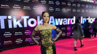 Cinta Laura Bicara Soal Rahasia Angle Kanan dan Alasan Selalu Bawa Lighting Sendiri