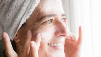 5 Rekomendasi Exfoliating untuk Usia 40 Tahun Efektif Angkat Sel Kulit Mati