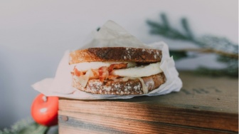 Antara Keluarga dan Masa Depan, Dilema Tak Berujung Sandwich Generation