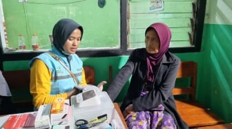 Di Tengah Keriuhan, Relawan Kesehatan Jadi Penopang Pengungsian Erupsi Semeru