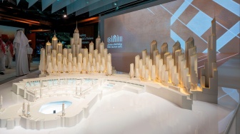 Pengunjung melihat maket proyek King Salman Gate  pada ajang Cityscape Global 2025 di Riyadh, Arab Saudi. [Handout] 