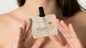 4 Pilihan Sunscreen dengan Kemasan Sachet, Solusi Praktis Dibawa Traveling
