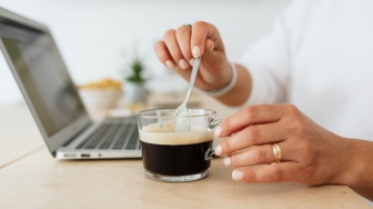 Minum Kopi Pagi vs Malam: Efeknya Ternyata Beda Buat Badan, Kamu Tim yang Mana?