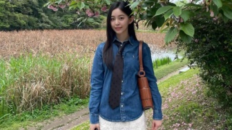 4 Inspirasi Gaya Simpel ala Park Ji Hu, Cocok untuk Daily Outfit Anti Ribet