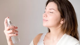 6 Rekomendasi Setting Spray untuk Kondangan, Makeup Tahan Lama dan Anti Longsor