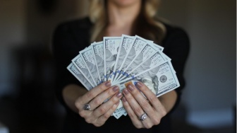 Lingkaran Setan Upah Minimum: Tertinggal dari Tetangga, Tergerus Inflasi