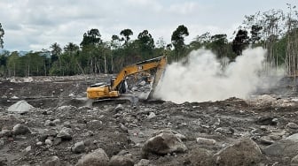 Pemkab Lumajang Hentikan Semua Aktivitas Tambang Pasir, Gunung Semeru Berstatus Awas!