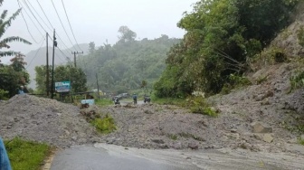 Padang-Bukittinggi via Malalak Lumpuh Total, Badan Jalan Tertimbun Longsor!