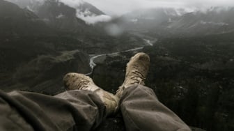 5 Sepatu Hiking Terbaik dari Brand Lokal yang Empuk dan Tahan Banting