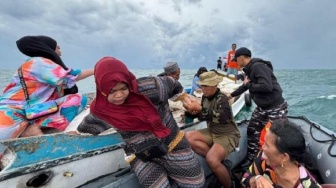 9 Orang Terombang-ambing di Selat Makassar Diselamatkan Kapal Perang TNI AL