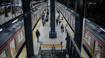 Penumpang berjalan di peron saat uji coba Stasiun Rangkasbitung Ultimate di Lebak, Banten, Senin (24/11/2025). [ANTARA FOTO/Muhammad Bagus Khoirunas/agr]
