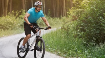 Gowes Ganteng Anti Boncos, Rekomendasi Sepeda Terbaik di Bawah 5 Juta untuk Anak Muda - Bapak-Bapak