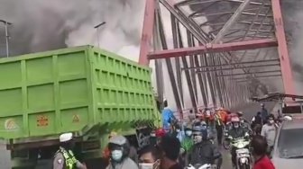 Viral! Warga Malah Nonton Saat Gunung Semeru Luncurkan Debu Vulkanik Raksasa di Jembatan Ini