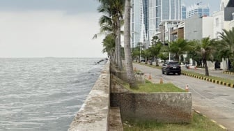 Janji Rano Karno Benahi Tanggul Pantai Mutiara yang Mulai Rembes