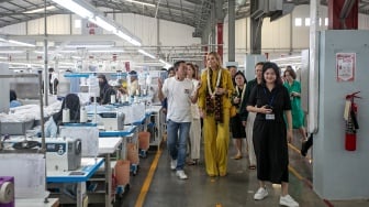 Penasihat Khusus Sekretaris Jenderal PBB untuk Kesehatan Finansial (UNSGSA) yang juga Ratu Belanda Maxima Zorreguieta Cerruti (kedua kiri) saat melakukan kunjungan di pabrik konveksi PT. Glory Industrial Sragen, Jawa Tengah, Selasa (25/11/2025). [ANTARA FOTO/Mohammad Ayudha/bar]