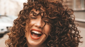 Bukan Cuma soal Produk, Ini Kunci Atasi Frizz Rambut Curly