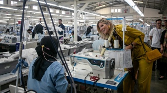 Potret Ratu Maxima Saat Menyapa Pekerja Garmen di Sragen