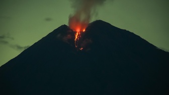 Lava pijar keluar dari kawah Gunung Semeru terlihat dari Kecamatan Pronojiwo, Lumajang, Jawa Timur, Selasa (25/11/2025) dini hari. [ANTARA FOTO/Irfan Sumanjaya/bar]