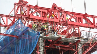 Pekerja menyelesaikan pembangunan proyek Lintas Raya Terpadu (LRT) Jakarta Fase 1B di Jakarta, Rabu (26/11/2025). [Suara.com/Alfian Winanto]