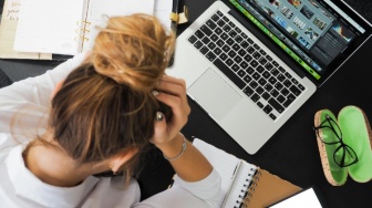 Bukan Cuma Guru Honorer, Freelancer Nyatanya Juga Tak Kalah Ngenes