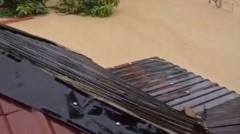 Banjir Melanda, Warga Aceh Timur Bertahan di Atap Rumah