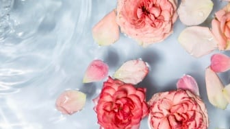 Apa Manfaat Air Mawar untuk Wajah? Ini 5 Merk Skincare yang Gunakannya