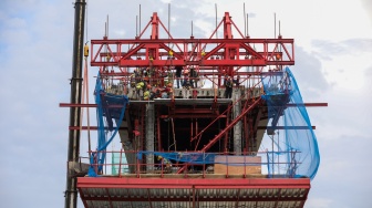 Pekerja menyelesaikan pembangunan proyek Lintas Raya Terpadu (LRT) Jakarta Fase 1B di Jakarta, Rabu (26/11/2025). [Suara.com/Alfian Winanto]