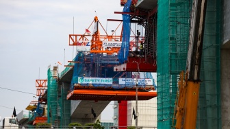 Suasana pembangunan proyek Lintas Raya Terpadu (LRT) Jakarta Fase 1B di Jakarta, Rabu (26/11/2025). [Suara.com/Alfian Winanto]