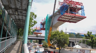 Suasana pembangunan proyek Lintas Raya Terpadu (LRT) Jakarta Fase 1B di Jakarta, Rabu (26/11/2025). [Suara.com/Alfian Winanto]