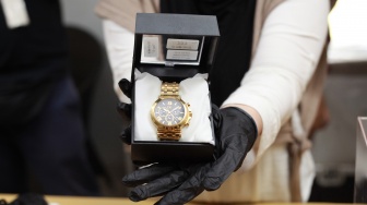 Petugas memperlihatkan sejumlah barang bukti hasil sitaan yang akan dilelang di Rumah Penyimpanan Benda Sitaan Negara (Rupbasan) Komisi Pemberantasan Korupsi di Cawang, Jakarta, Rabu (26/11/2025).[ANTARA FOTO/Reno Esnir/sgd/tom]