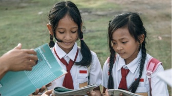 Guru Sudah Berjuang, Lalu Siapa yang Belum Hadir dalam Pendidikan Kita?