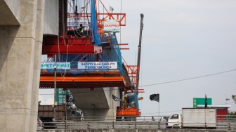 Suasana pembangunan proyek Lintas Raya Terpadu (LRT) Jakarta Fase 1B di Jakarta, Rabu (26/11/2025). [Suara.com/Alfian Winanto]
