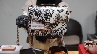 Petugas memperlihatkan sejumlah barang bukti hasil sitaan yang akan dilelang di Rumah Penyimpanan Benda Sitaan Negara (Rupbasan) Komisi Pemberantasan Korupsi di Cawang, Jakarta, Rabu (26/11/2025). [ANTARA FOTO/Reno Esnir/sgd/tom]
