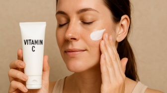 7 Sunscreen Vitamin C untuk Samarkan Noda Hitam, Bikin Kulit Cerah Maksimal