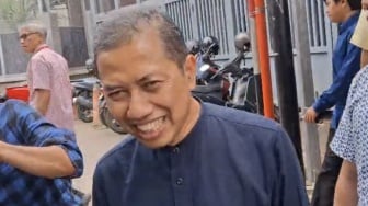 Senyum Semringah Suami Eks Dirut ASDP Ira Puspadewi Saat Kunjungi Rutan KPK