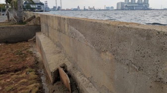 Waspada Air Laut Tembus Tanggul Pantai Mutiara, Pemprov Target Perbaikan Rampung 2027