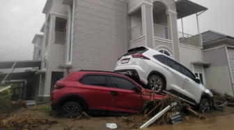 Tumpukan Mobil usai Banjir Bandang Terjang Perumahan di Padang, Banyak Kendaraan Terbawa Arus!