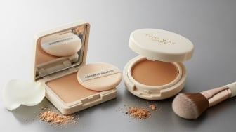 Apa Beda Powder Foundation dan Two Way Cake? Cek 6 Rekomendasi Terbaiknya