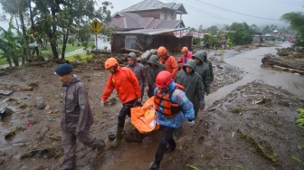 Petugas SAR gabungan mengevakuasi jenazah korban longsor di Toboh Tangah, Nagari Malalak Timur, Agam, Sumatera Barat, Kamis (27/11/2025). [ANTARA FOTO/Iggoy el Fitra/YU]