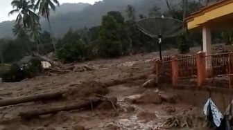 Video Longsor dan Banjir Bandang Terjang Danau Maninjau, Rumah Hancur dan Jalan Amblas