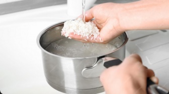 Apa Manfaat Air Cucian Beras untuk Wajah? Begini Cara Pakainya