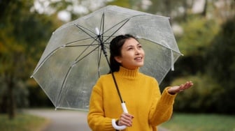 7 Sunscreen Waterproof yang Cocok Dipakai saat Musim Hujan