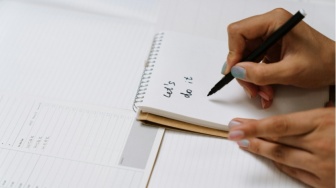 8 Rahasia Produktif Raditya Dika yang Bisa Mengubah Rutinitasmu!