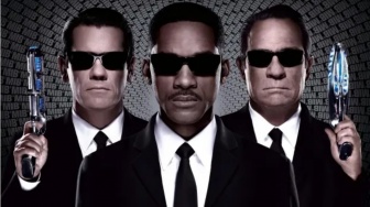 Men in Black 3: Agen J Melompat ke Tahun 1969 untuk Selamatkan Agen K, Malam Ini di Trans TV