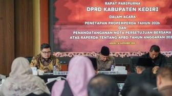 Bersama Pimpinan DPRD, Mas Dhito Tandatangani Persetujuan Raperda APBD 2026