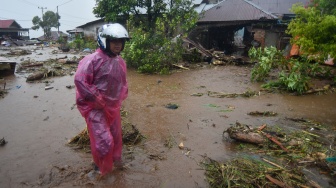 Warga melintas jalan pasca longsor di Toboh Tangah, Nagari Malalak Timur, Agam, Sumatera Barat, Kamis (27/11/2025). [ANTARA FOTO/Iggoy el Fitra/YU]